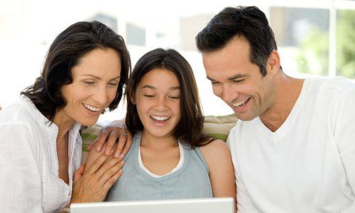 माता-पिता साइबर बदमाशी को रोकने में मदद कर सकते हैं