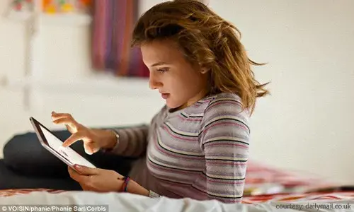thanh thiếu niên với máy tính bảng gián điệp