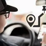 Acompanhar adolescentes usando telefone celular enquanto dirige